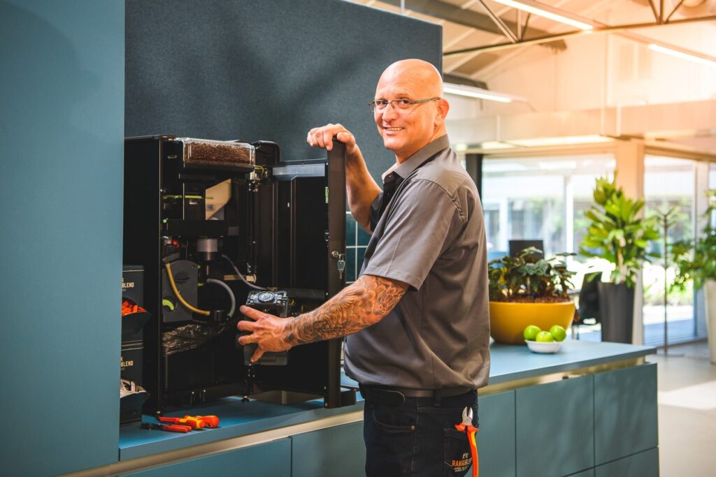 Servicemedewerker van Orange Blend